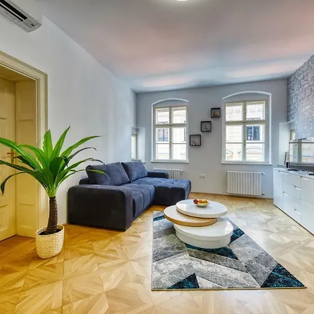 Aapartamentoos Διαμέρισμα *